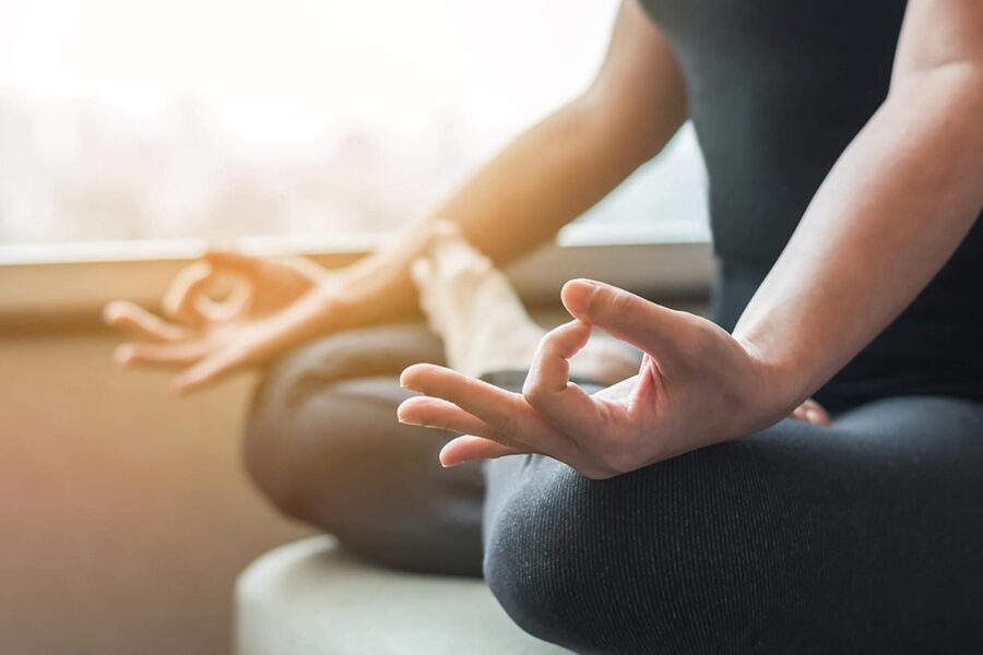 یوگا چیست؟ مضرات و فواید یوگا (yoga) + تاریخچه